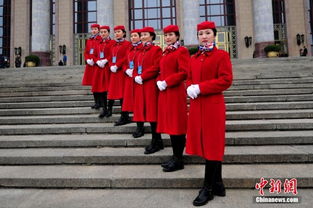 西藏政协委员洛桑山丹与克珠在政协开幕会后走出会场的礼仪风采